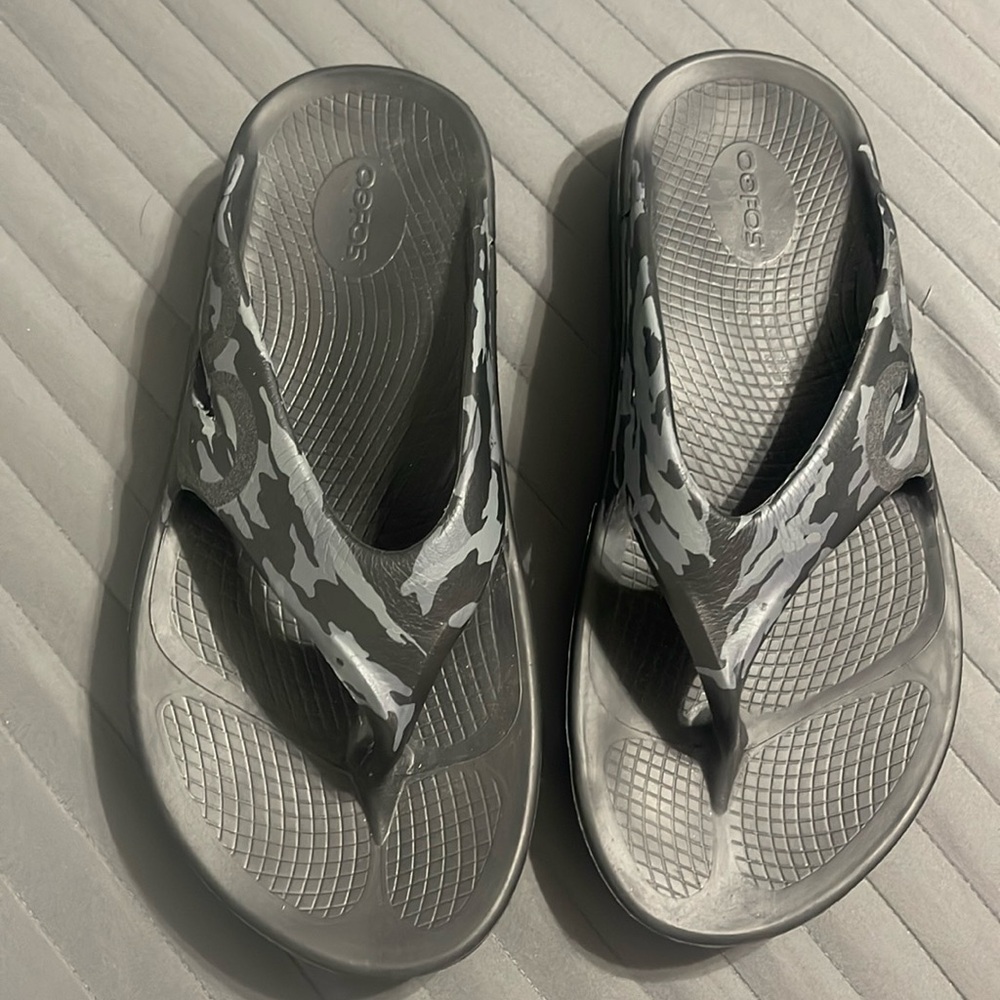 Oofos Oolala Flip Flop Sandal M-9 W-11 Black Camo Lightweight Comfy